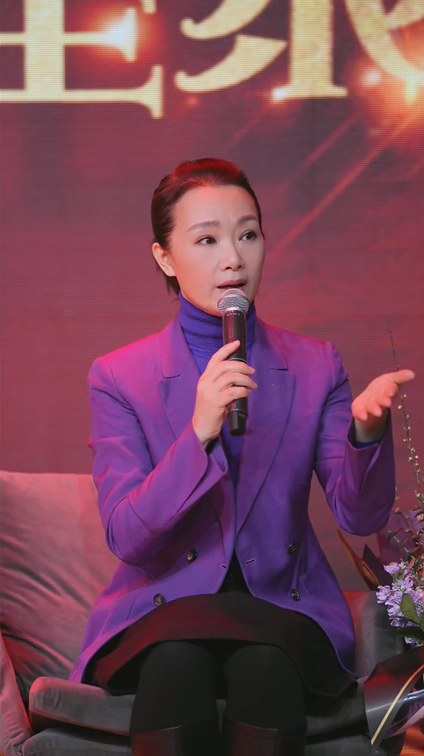她被誉为军中花仙子,连续15年上春晚,男友患癌离世,52岁仍单身_吕薇