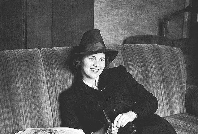 更让人为她感到同情的是,老肯尼迪在发现女儿不对劲后,为了掩饰自己的