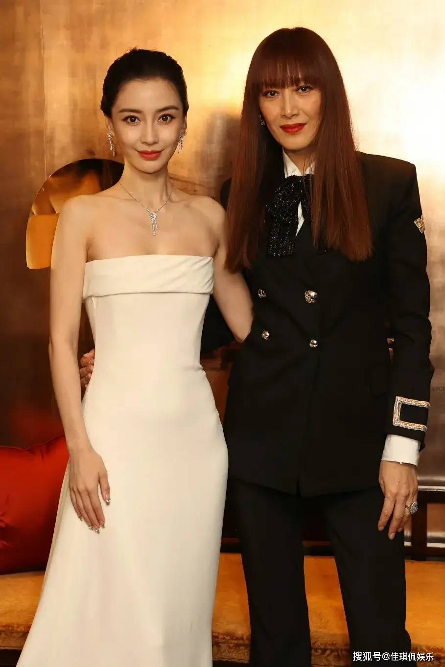 原创angelababy香港活动与任达华妻子合影连换两套高定晚宴生图太美