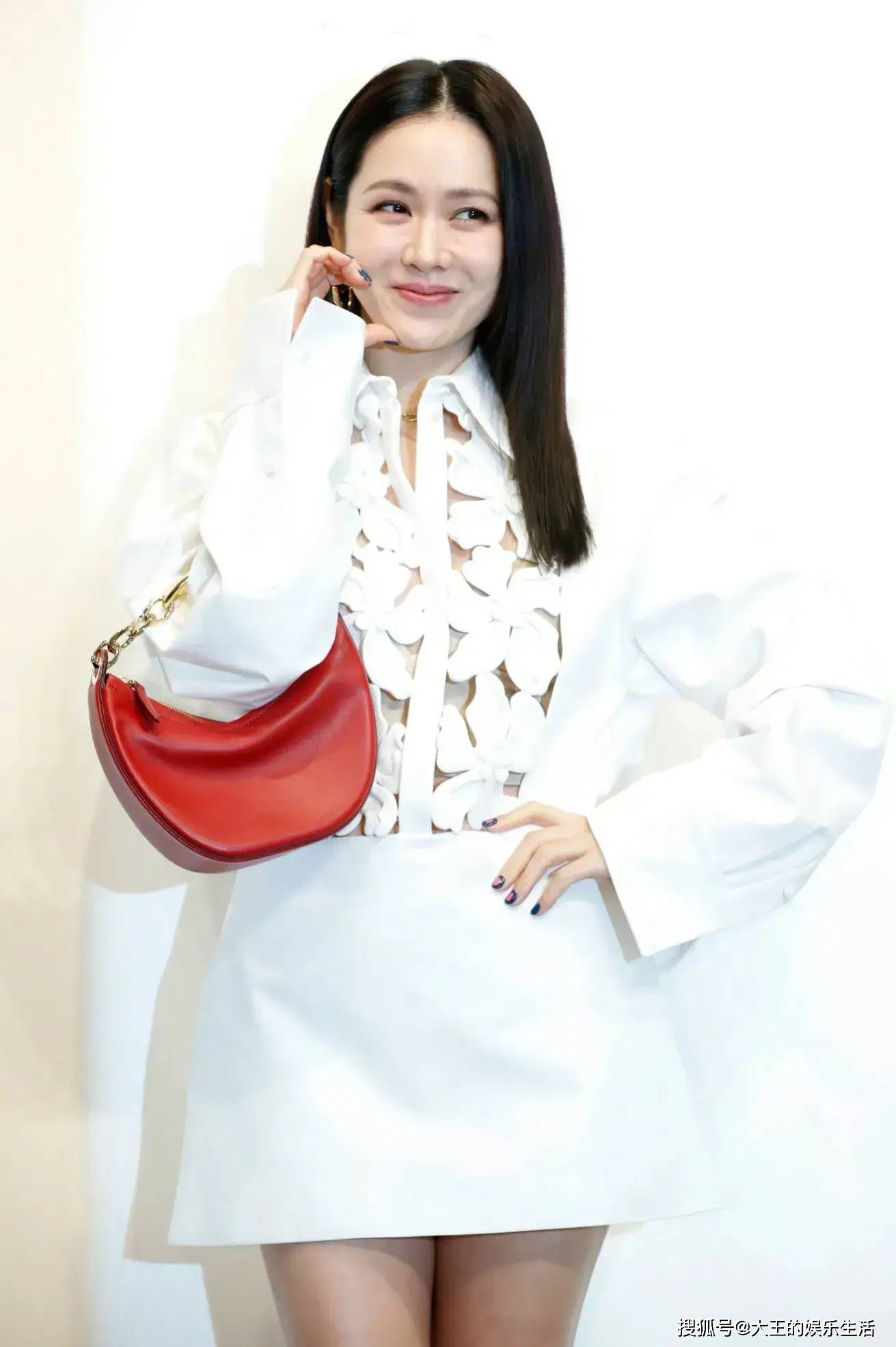 42岁孙艺珍长发披肩出席活动!穿白裙温柔又优雅!