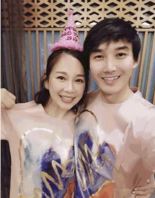 50岁陈松伶罕见晒照,网友调侃:还是好好漂亮吧,和老公像两代人_张铎