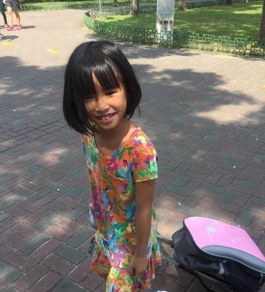 身穿花裙子的女儿既没遗传张庭的美貌,且又黑又瘦,与张庭一点儿也不像
