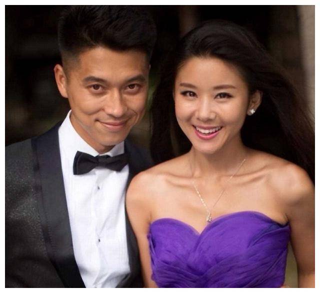 李小萌露泳装全家福两儿子神似王雷身材赢了眼球