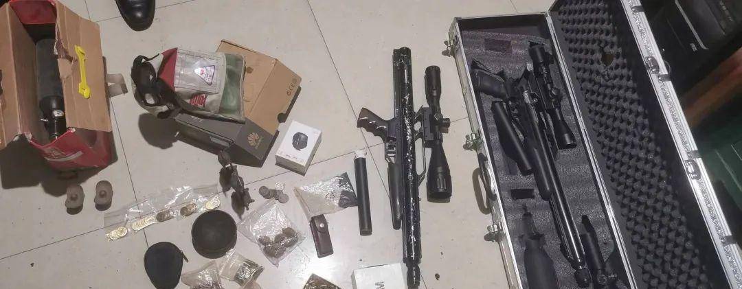 在犯罪嫌疑人卢某某位于广西环江县的2处自建房内,查获疑似文物铜鼓