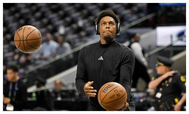 大学时表现出色,但由于身高矮小和运动能力较差而未能在第一轮被选中