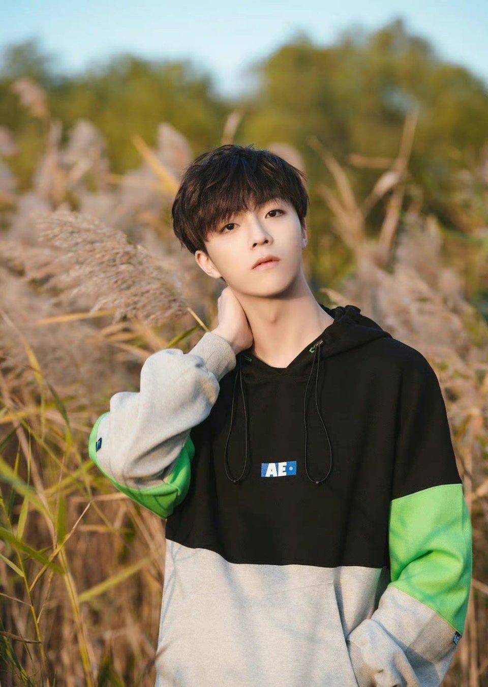 陈立农:一个笑起来眼睛里有星辰大海的可爱大男孩_偶像_嗓音_节目