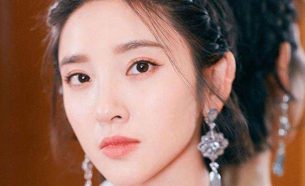 原创爱笑的唐艺昕凭借出演宫斗作品走红如今事业爱情双丰收