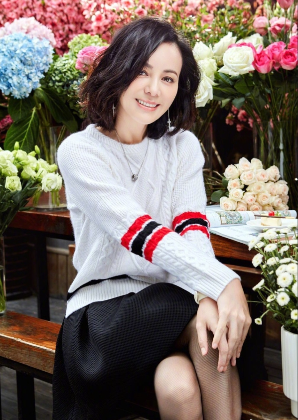 一身"芭比粉"配女团妆,54岁老阿姨秒变24岁女爱豆_王琳_气质_整体