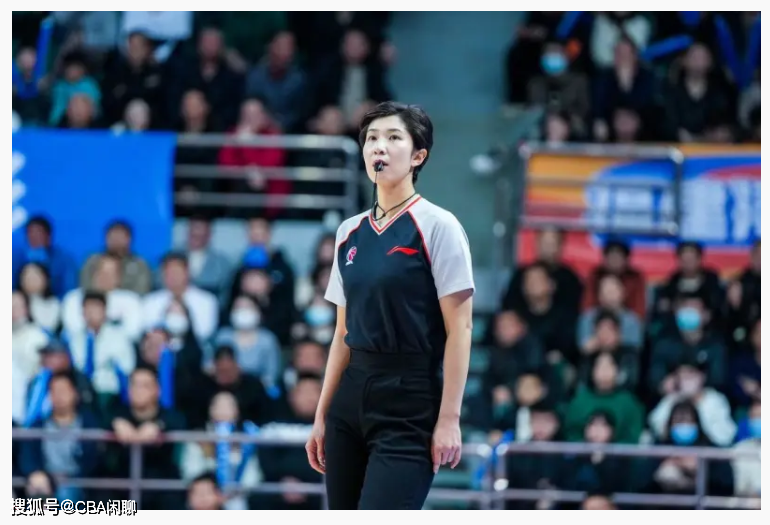 原创一物降一物面对cba美女裁判暴躁的杜锋突然冷静微笑不发火