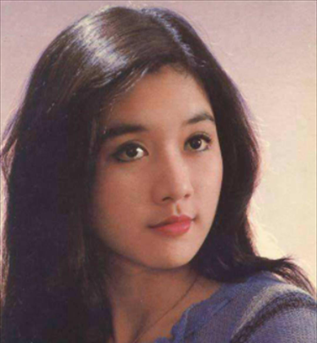 1994年吕绣菱宣布息影,并在两年后嫁给了华纳影业欧洲区总裁谢艾文