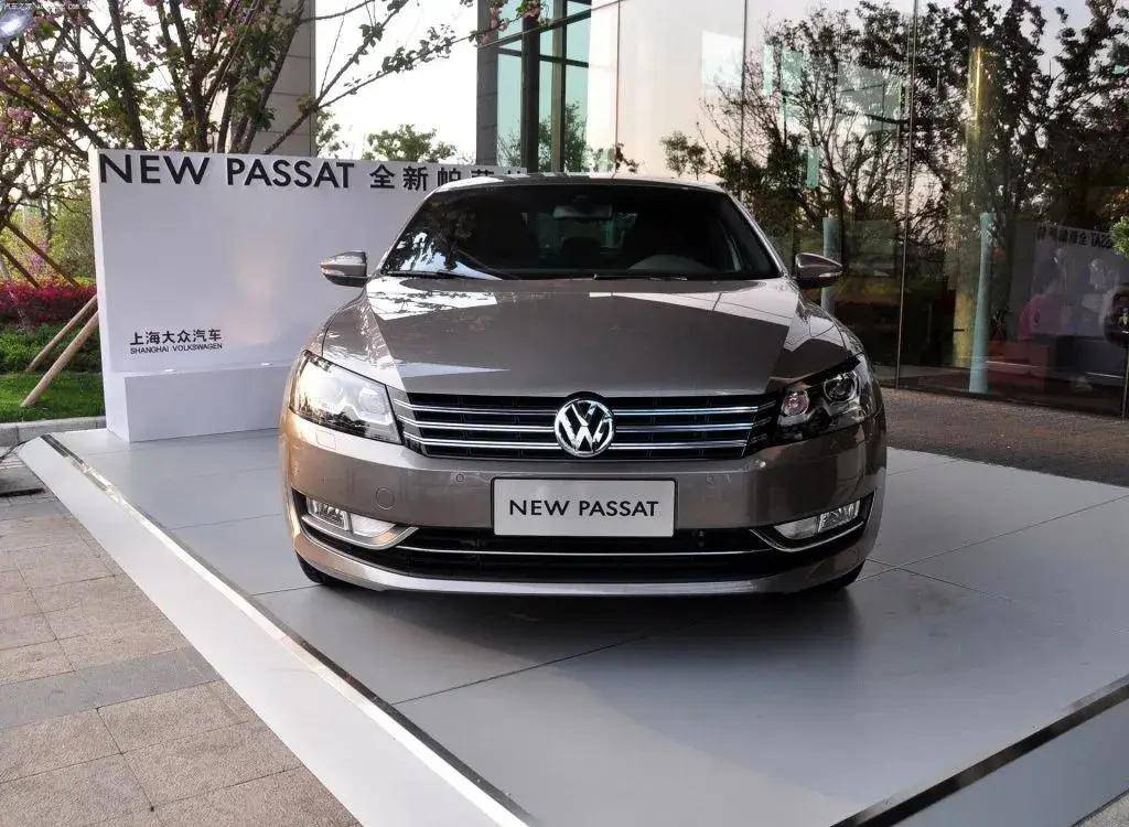 此时可以简单地理解:一汽大众的迈腾就是血统纯正的欧版帕萨特;上汽