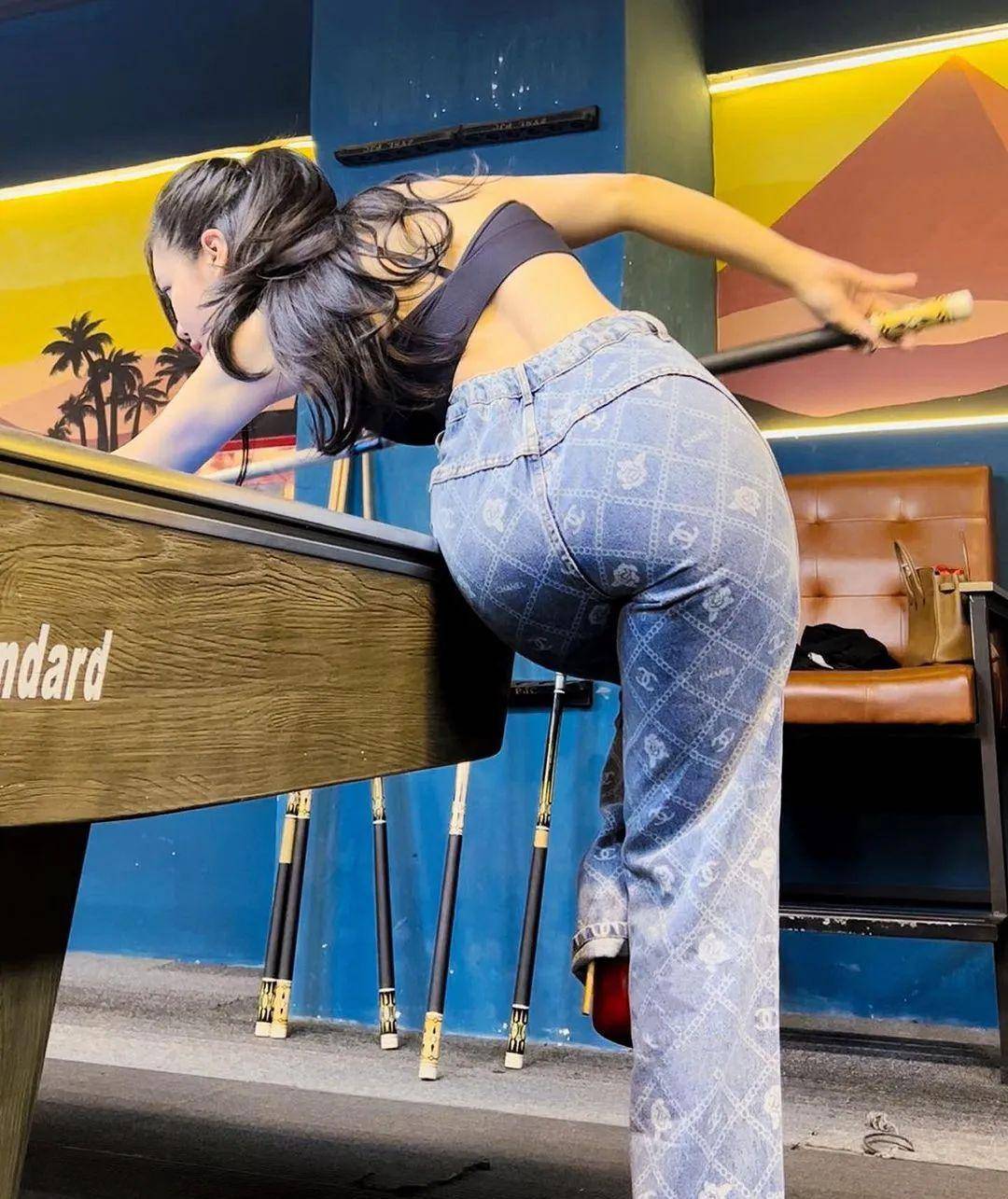 原创打台球的小姐姐身材很好原来是健身老司机了