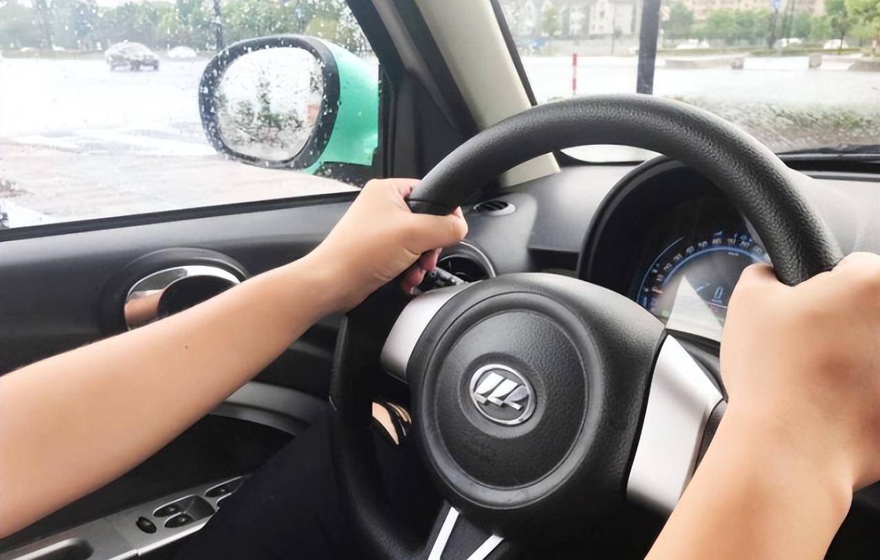 单手开车到底安全吗?为啥老司机都喜欢这样,你平常都咋开?