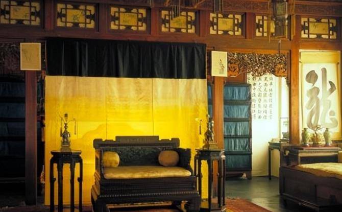 清朝的皇帝专门会在养心殿中处理政事,而将养心殿当作寝宫,则是自清朝