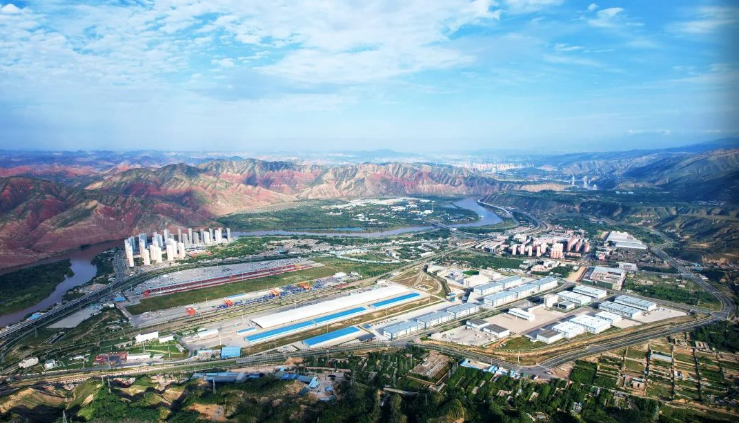 西部陆海新通道国际货运班列自兰州铁路口岸东川物流中心作业区发车
