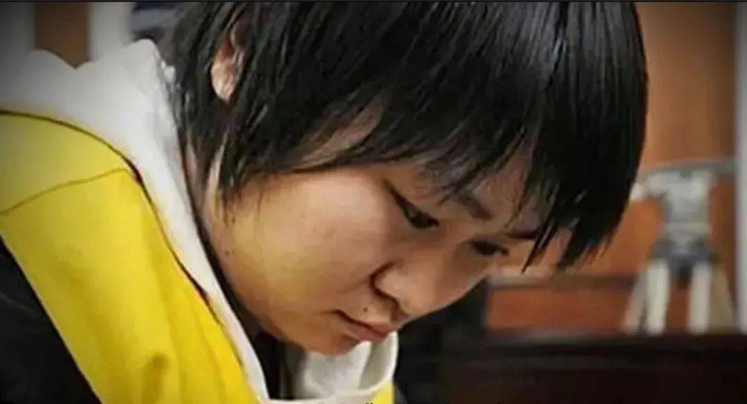 出门,母亲都把萍萍打扮得很时尚,两人牵手逛街亲如姐妹;每年萍萍生日