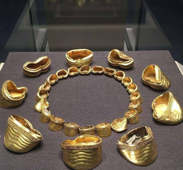 原创明代1男4女合葬墓出土里面有一只金蝉价值高达9个亿