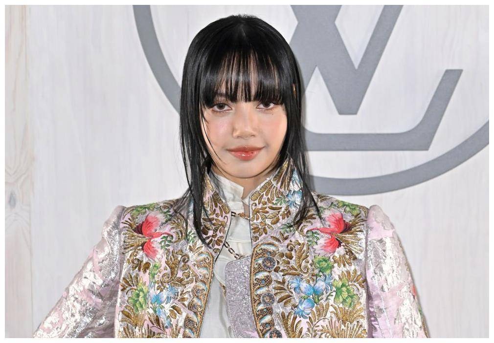 lisa被指丰臀过度盲目追求欧美风比例失调还没被豪门男友承认