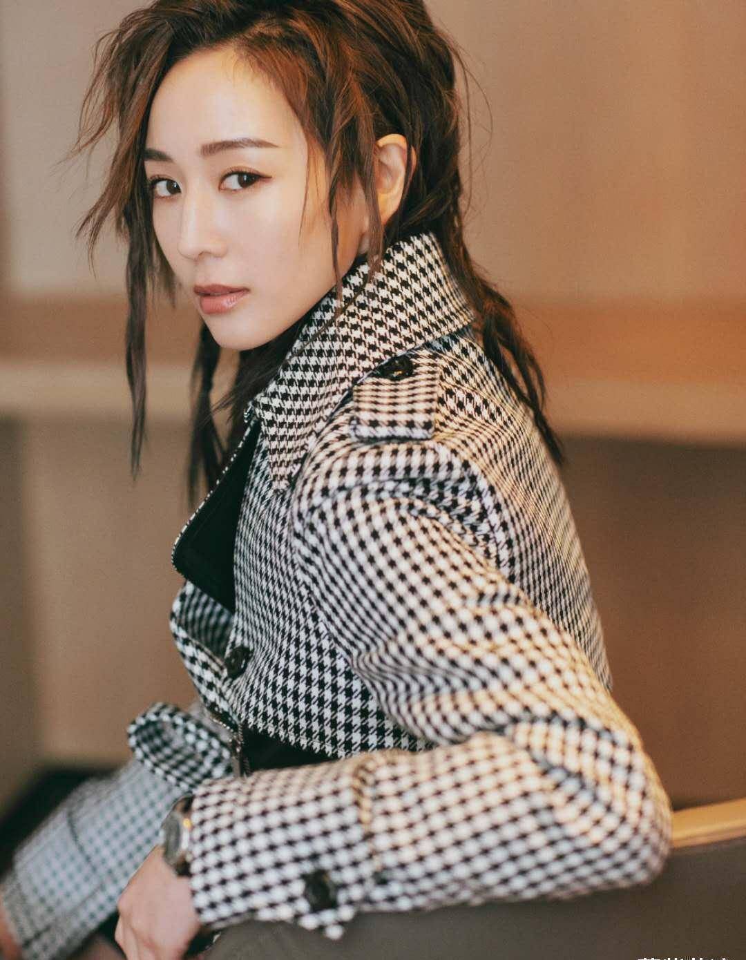 张钧甯短发神似蒋雯丽但穿黑白格外套像没脖子拍照角度太重要