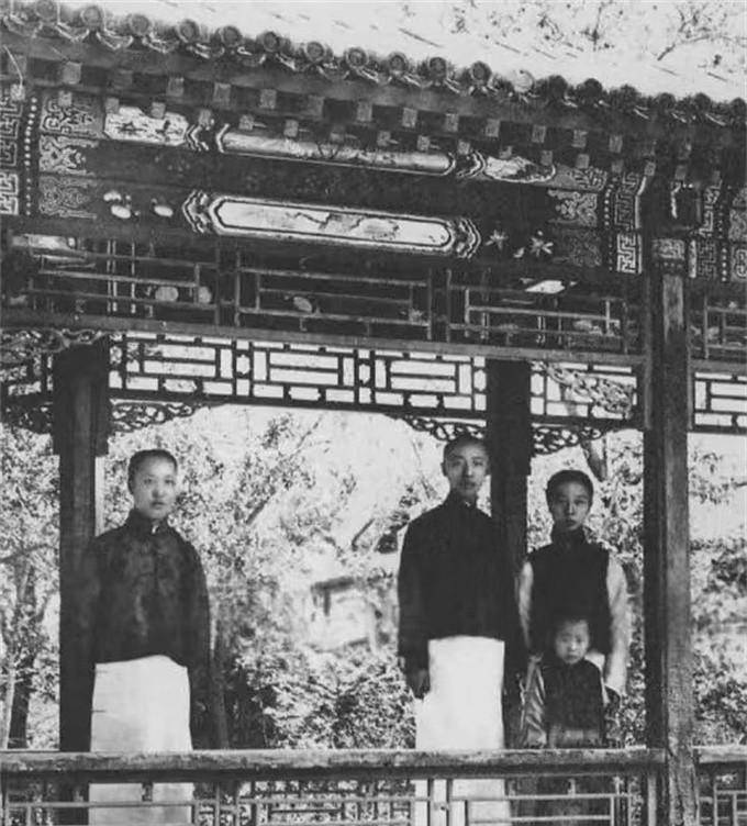 原创溥仪终身无法生育亲弟弟却争气连生3子如今个个是国家栋梁