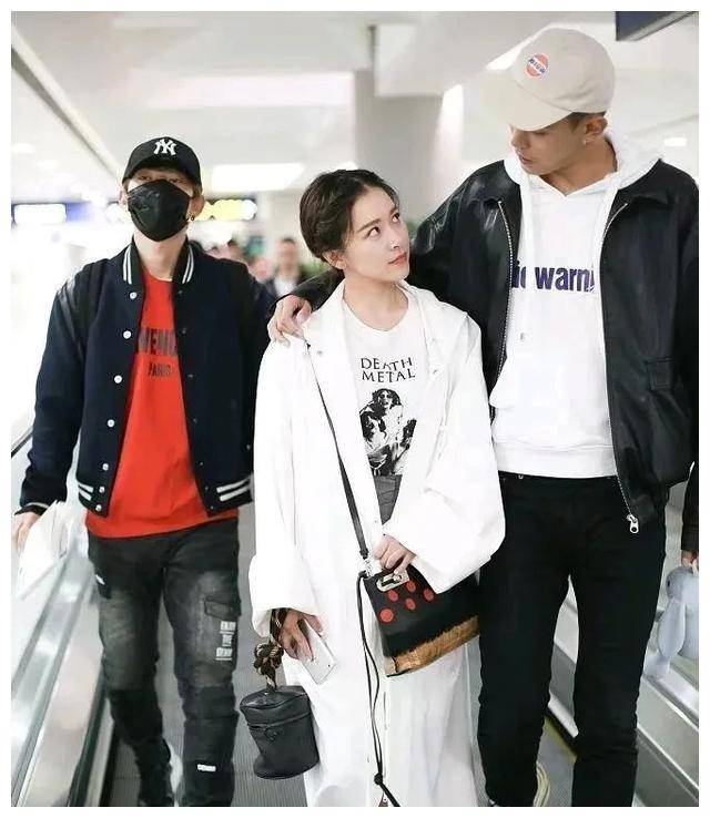 唉,纪凌尘大长腿的身高高达1.89,四川人的身材真的太迷人了!