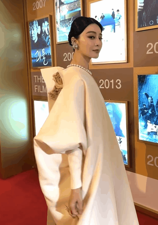 赵丽颖36岁美艳如少女,风骚身姿,动人心弦,神秘无比._身材_明星_电影