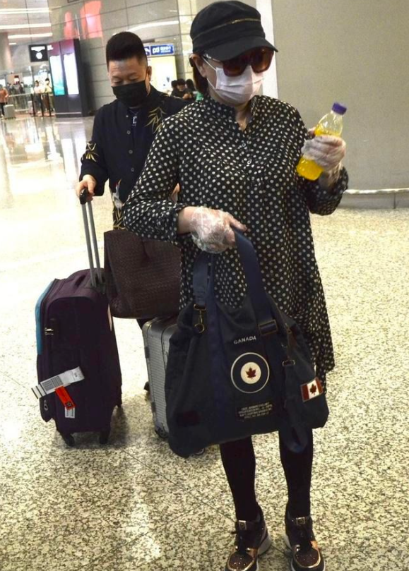 蔡明卸掉浓妆暴露真实一面皱纹横生身材佝偻和农家奶奶没区别