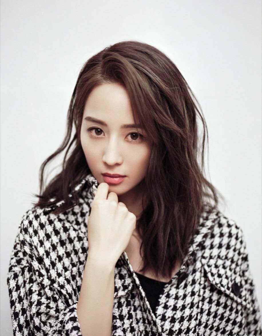 张钧甯短发神似蒋雯丽但穿黑白格外套像没脖子拍照角度太重要