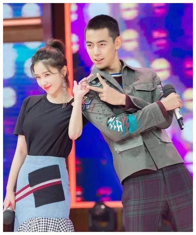 唉,纪凌尘大长腿的身高高达1.89,四川人的身材真的太迷人了!