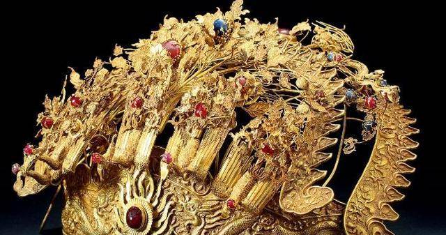 原创农村大妈头戴慈禧凤冠参加鉴宝刚登台专家快摘下来