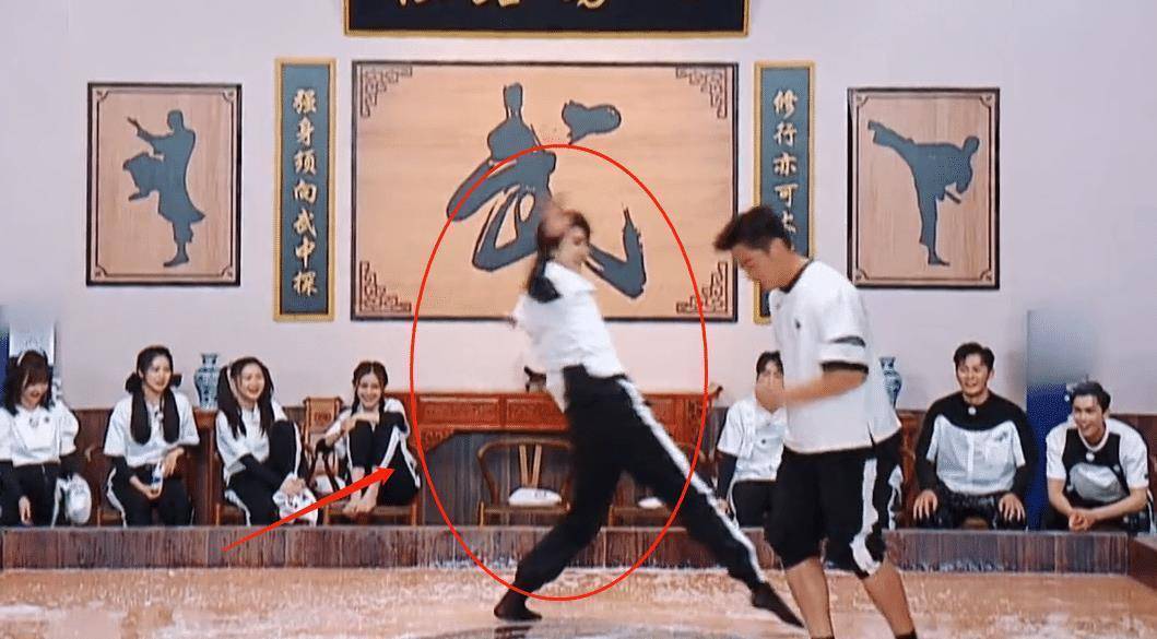 蔡徐坤郑恺摸背比赛镜头拉远的那一刻才知道腿长到底有多优越