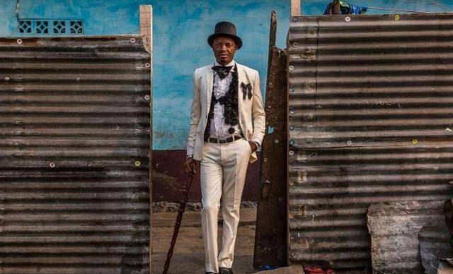 原创非洲一个虚荣的国家白天穿得像土豪晚上住茅房吃不饱饭