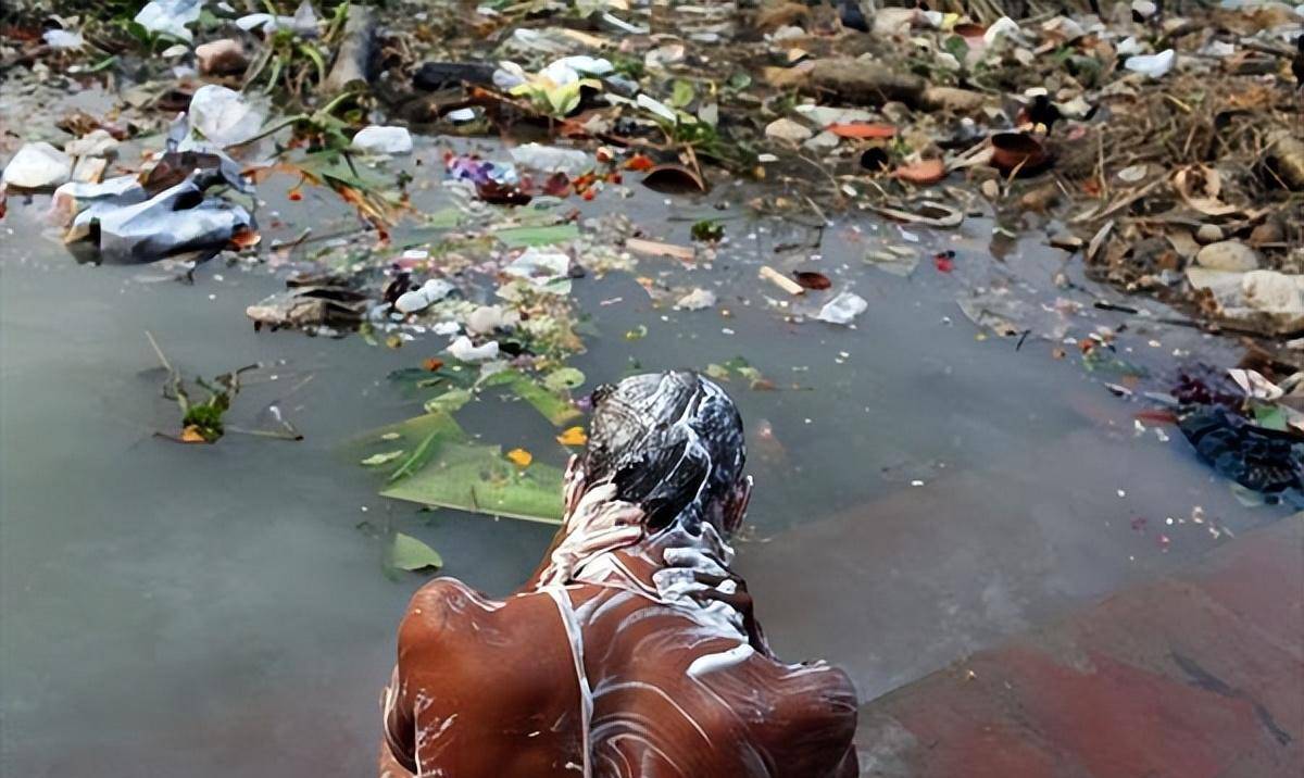 原创贵妇在裙子里如厕敌人爬屎墙攻城千年不洗的中世纪多臭