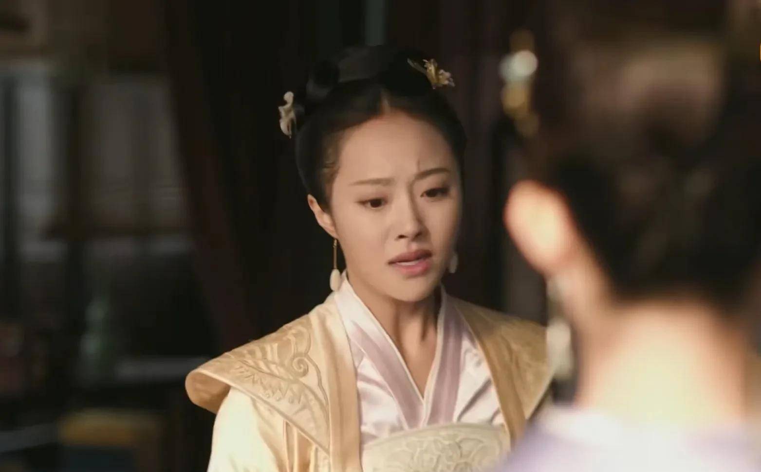 小沈氏是大邹氏一手带大的,肯定是向着大邹氏,和正牌嫂嫂张桂芬不和.