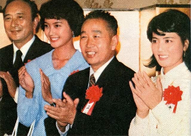 上影演员朱曼芳,赵静和外国同行合影潘虹与斯琴高娃合影上影演员龚雪