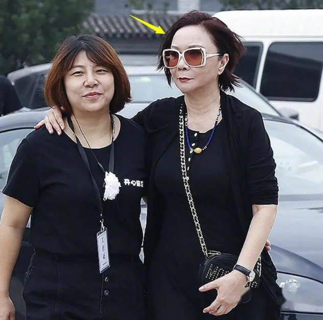 蔡明卸掉浓妆暴露真实一面皱纹横生身材佝偻和农家奶奶没区别