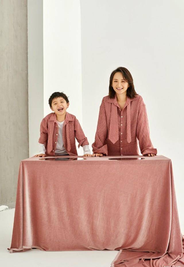 原创邓莎与儿子拍亲子装大麟子小小年纪动作娴熟到位越长越像妈妈