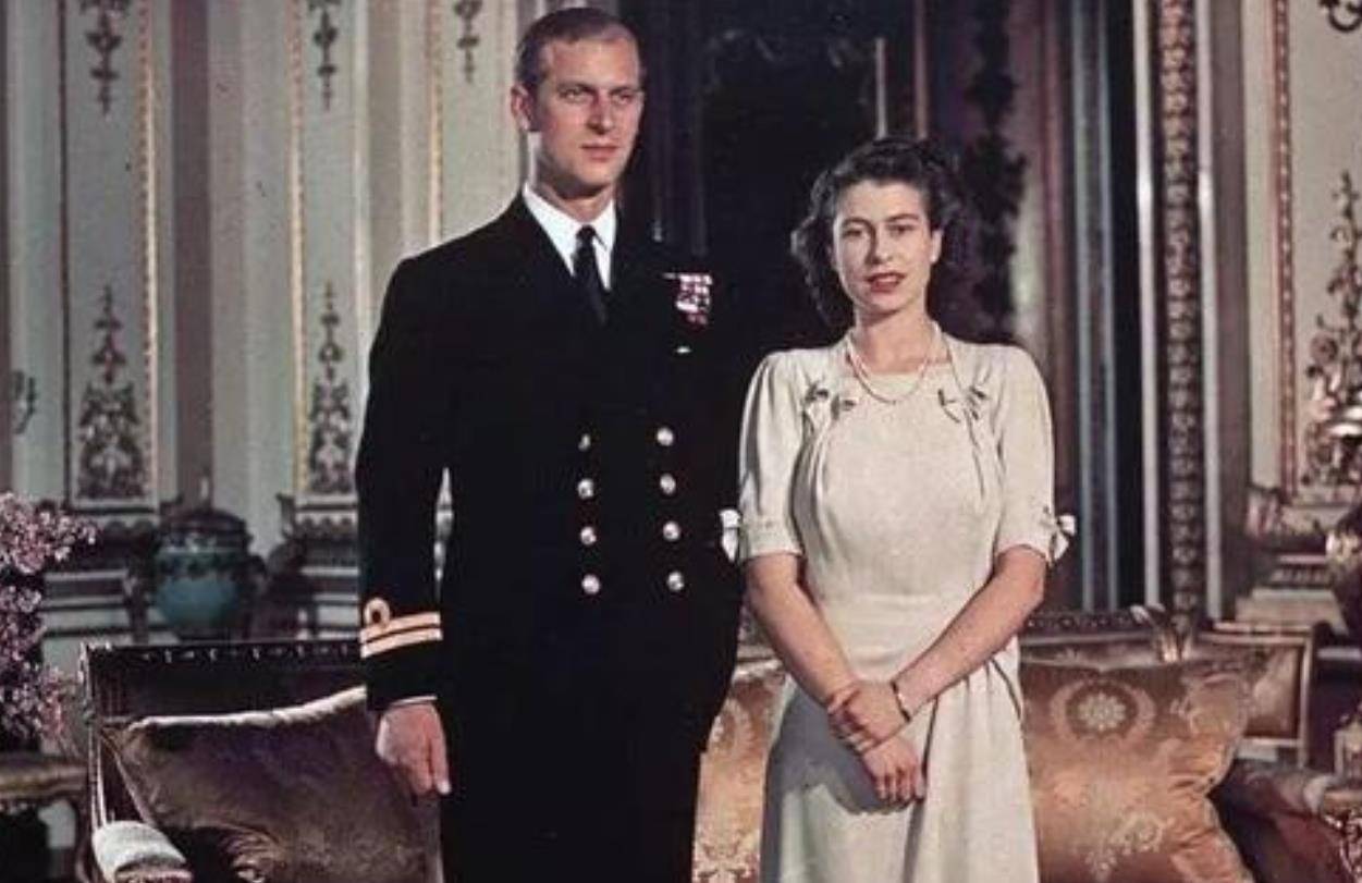 原创英国女王年轻时有多漂亮老公不让她单独外出舍弃王位陪她左右