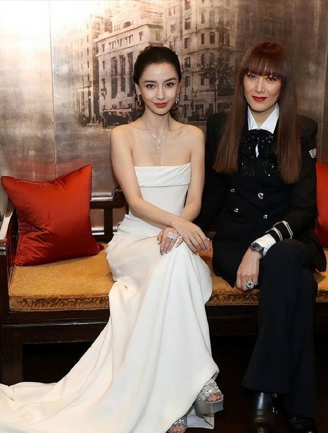angelababy白色高定礼服出席香港某活动,与超模琦琦同框接受采访