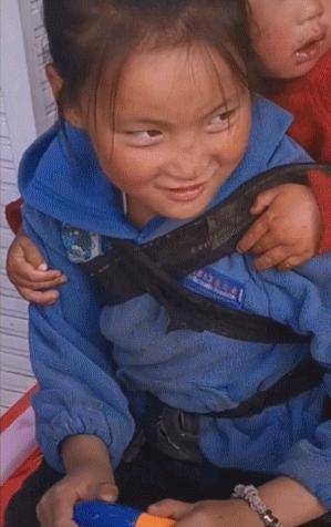 阿国小心地握着玩具方向盘,开心溢于言表.