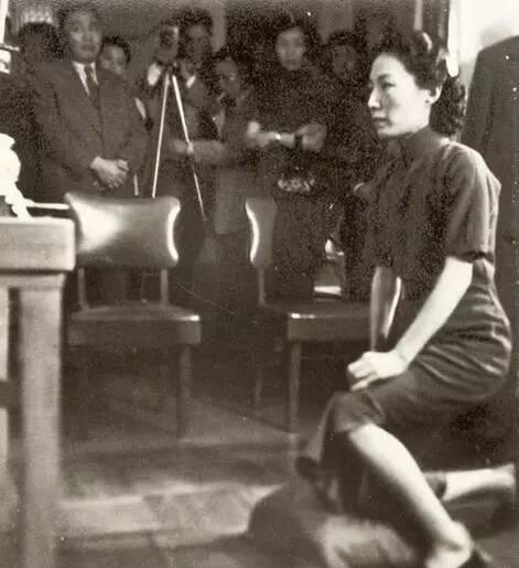 【1952年孟小冬收徒时向翼宿星君神位及余大贤神位行跪拜礼】当时戏迷