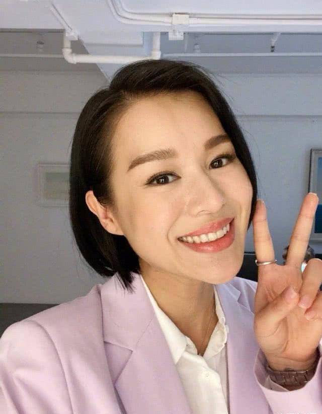 原创胡杏儿近照浓妆都掩盖不了老态高龄产妇两年生两胎真的很伤
