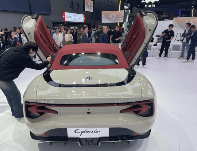 mg cyberster不仅是中国品牌首款软顶敞篷纯电跑车