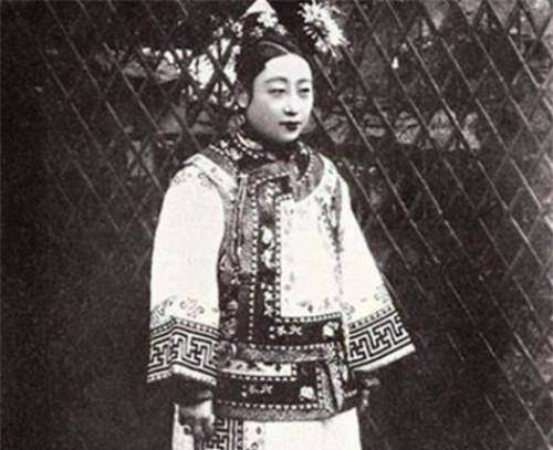 清末瑾妃娘娘用小楷书记的账单,字体堪称印刷体,远胜慈禧的书法