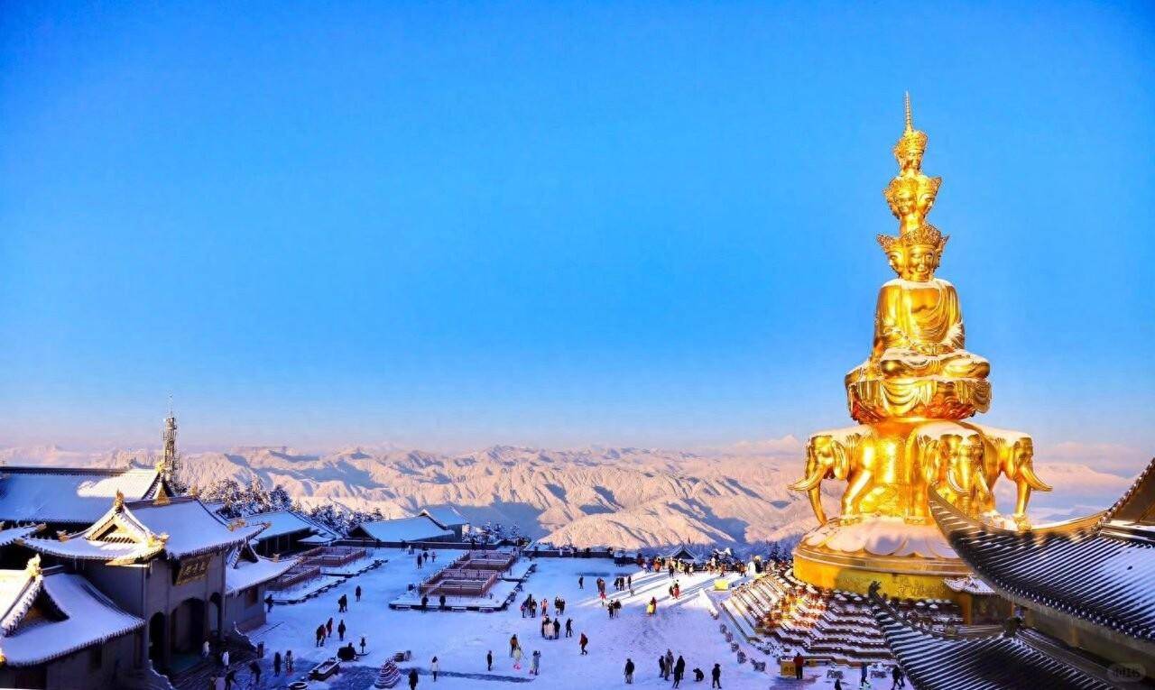 她不仅为我们详细介绍了峨眉山的自然风光和历史文化,还耐心解答了