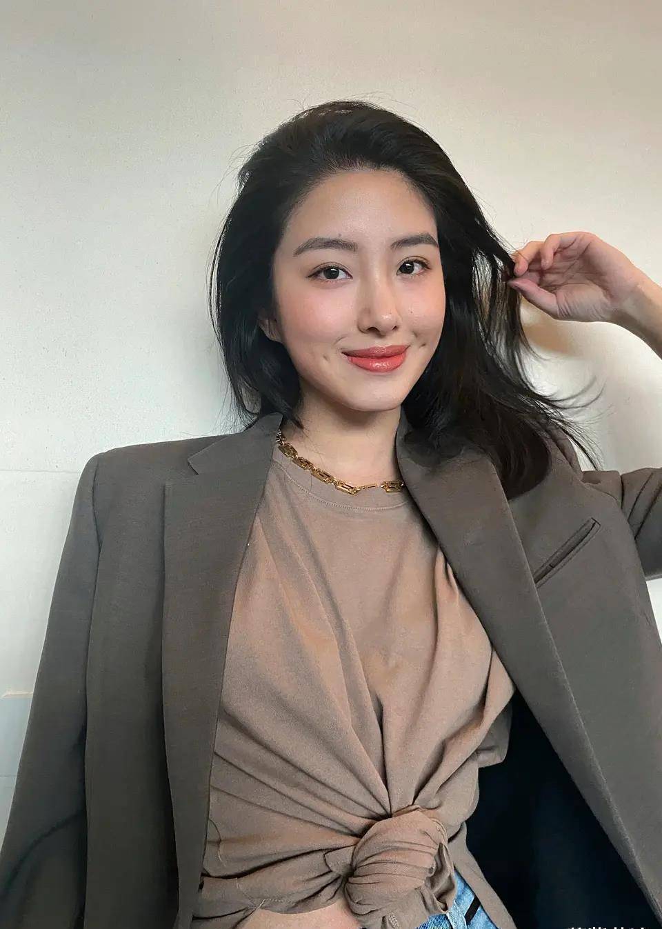 资源咖杨采钰真会穿时尚上衣配牛仔裤上紧下松秀出大长腿