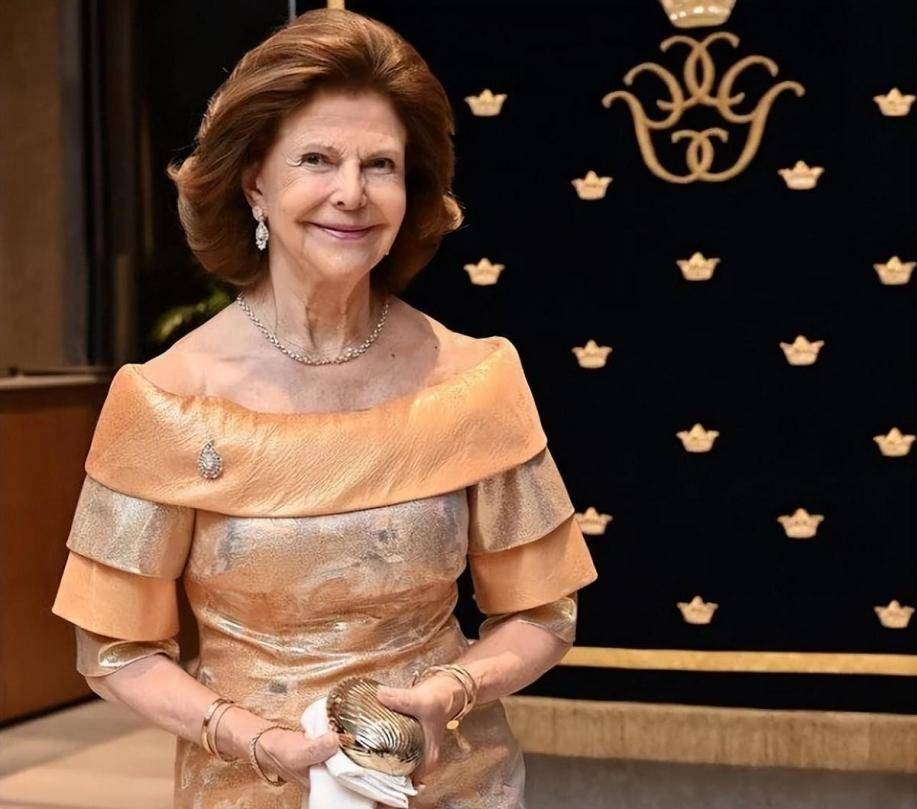 原创80岁瑞典王后闪耀墨西哥穿花衬衫韵味十足一头棕发显得好年轻