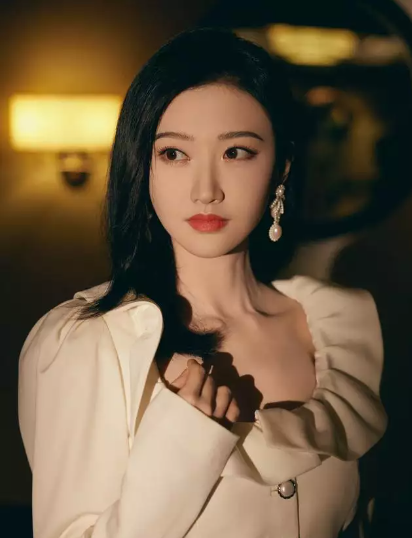 景甜优雅亮相白色花边领衬衫搭黑色碎花裙戴珍珠耳环更添迷人魅力