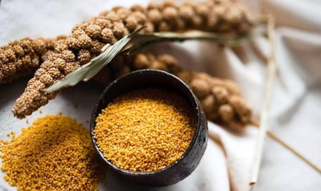 8石粮食(秦时多为粟米),一甲相当于44.