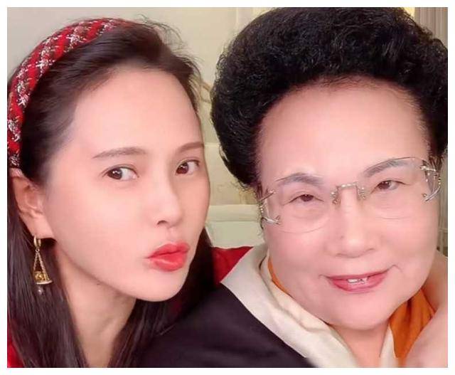 秦昊妈妈被津津乐道系"东北罗文姬",背后代表着佢幽默幽默嘅形象.